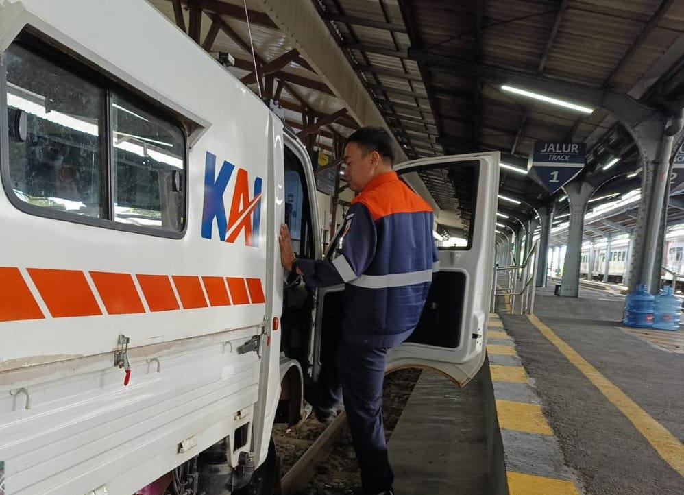 berdinas-saat-lebaran-untuk-keselamatan-banyak-orang-kebanggaan-ppj-kereta-api