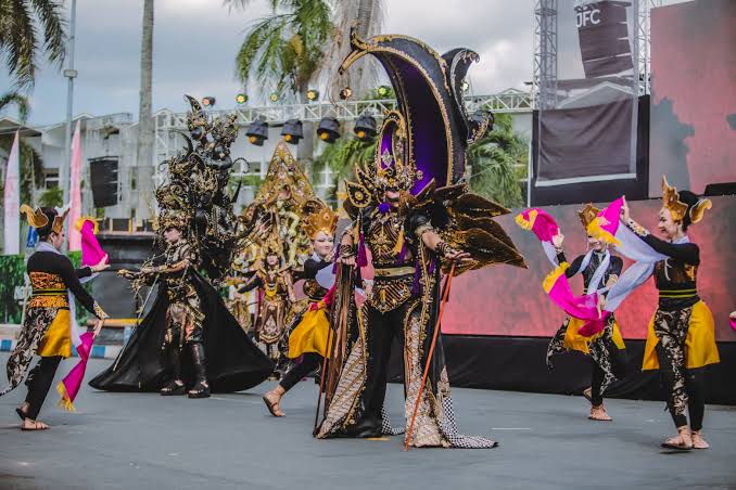 jember-fashion-carnaval-lebih-inovatif-budaya-lokal-dan-santri-siap-tampil-ke-panggung-dunia
