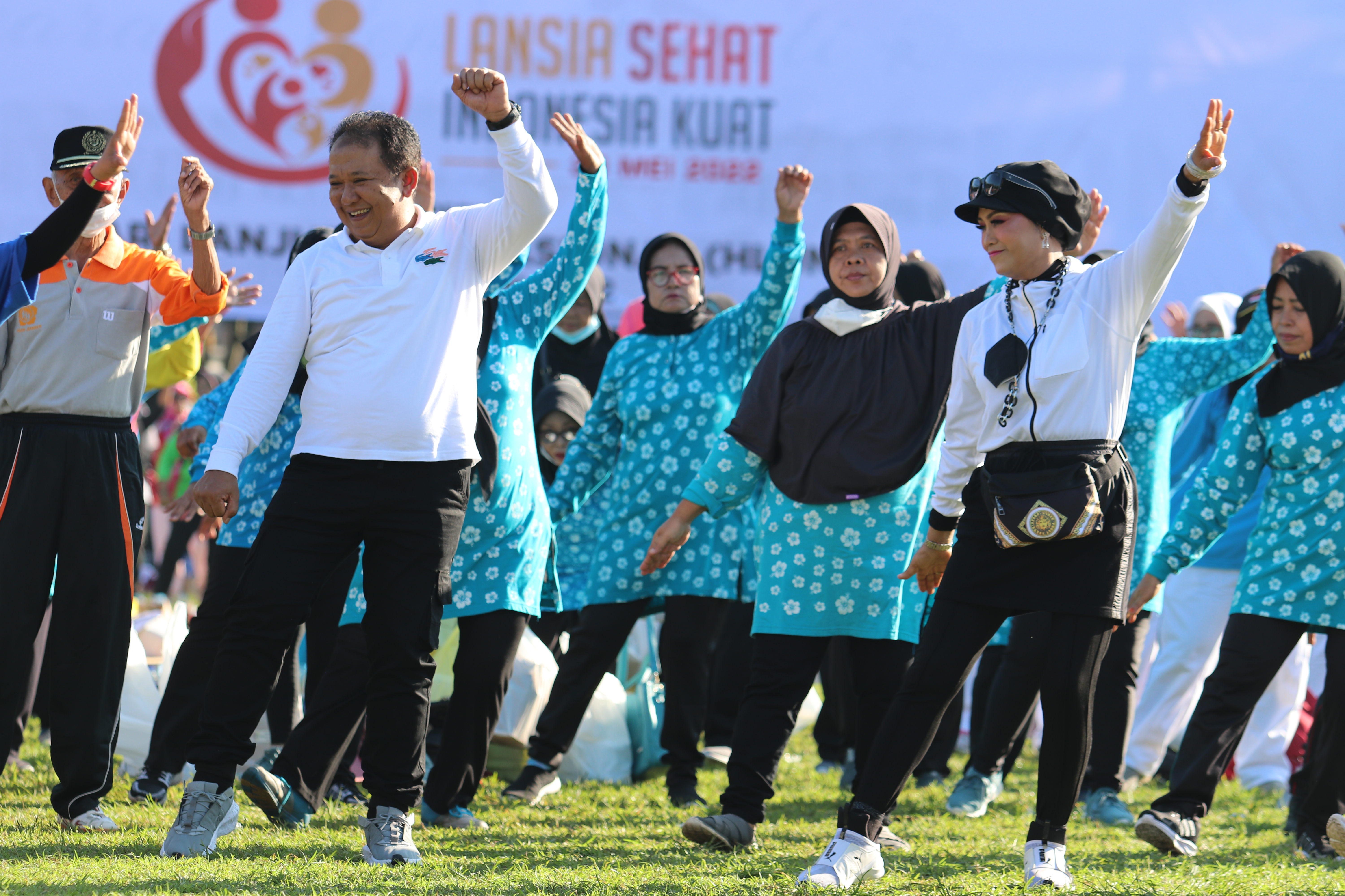 ribuan-kakek-nenek-senam-bersama-bupati-di-alun-alun-kota-harapkan-jember-benar-benar-ramah-lansia