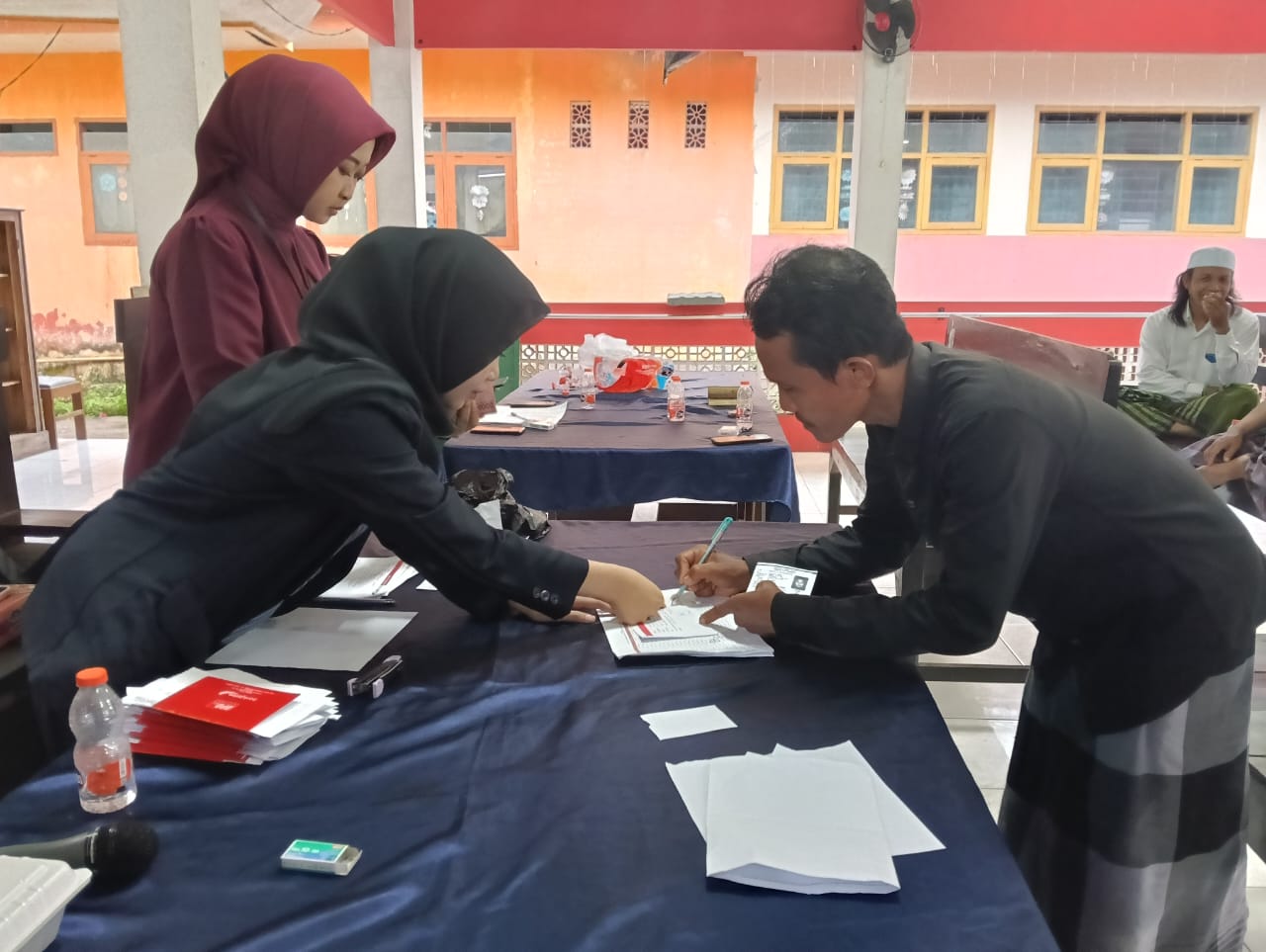 salut-petugas-bank-jatim-rela-datangi-rumah-guru-ngaji-yang-sakit-demi-cairkan-honorarium