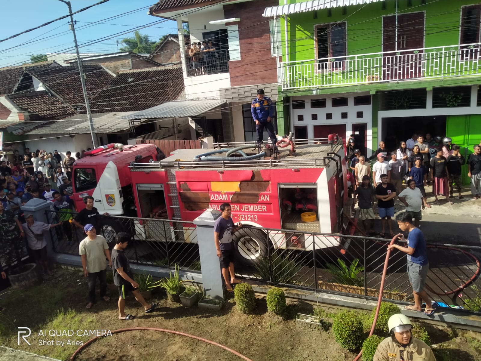 dramatis-petugas-damkarmat-tersetrum-dan-nyaris-tertimpa-plafon-saat-padamkan-kebakaran