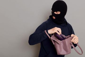 naas-sales-makanan-kehilangan-uang-puluhan-juta-rupiah-karena-tas-tertinggal-di-luar-toko