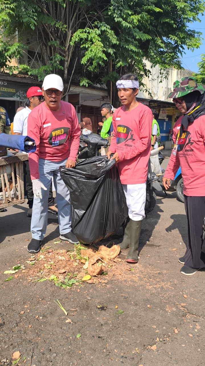 world-cleanup-day-2025-jember-lebih-dari-5700-relawan-kumpulkan-33-ton-sampah
