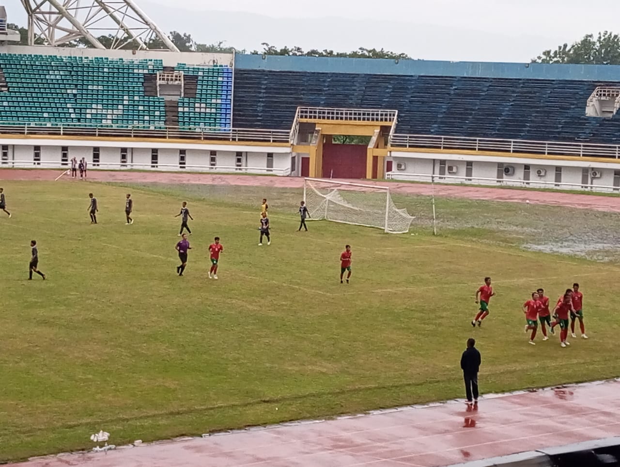usai-dihajar-1-6-oleh-banyuwangi-situbondo-akan-menantang-jember-di-pra-porprov-jatim-ix-cabor-sepak-bola-di-stadion-jsg