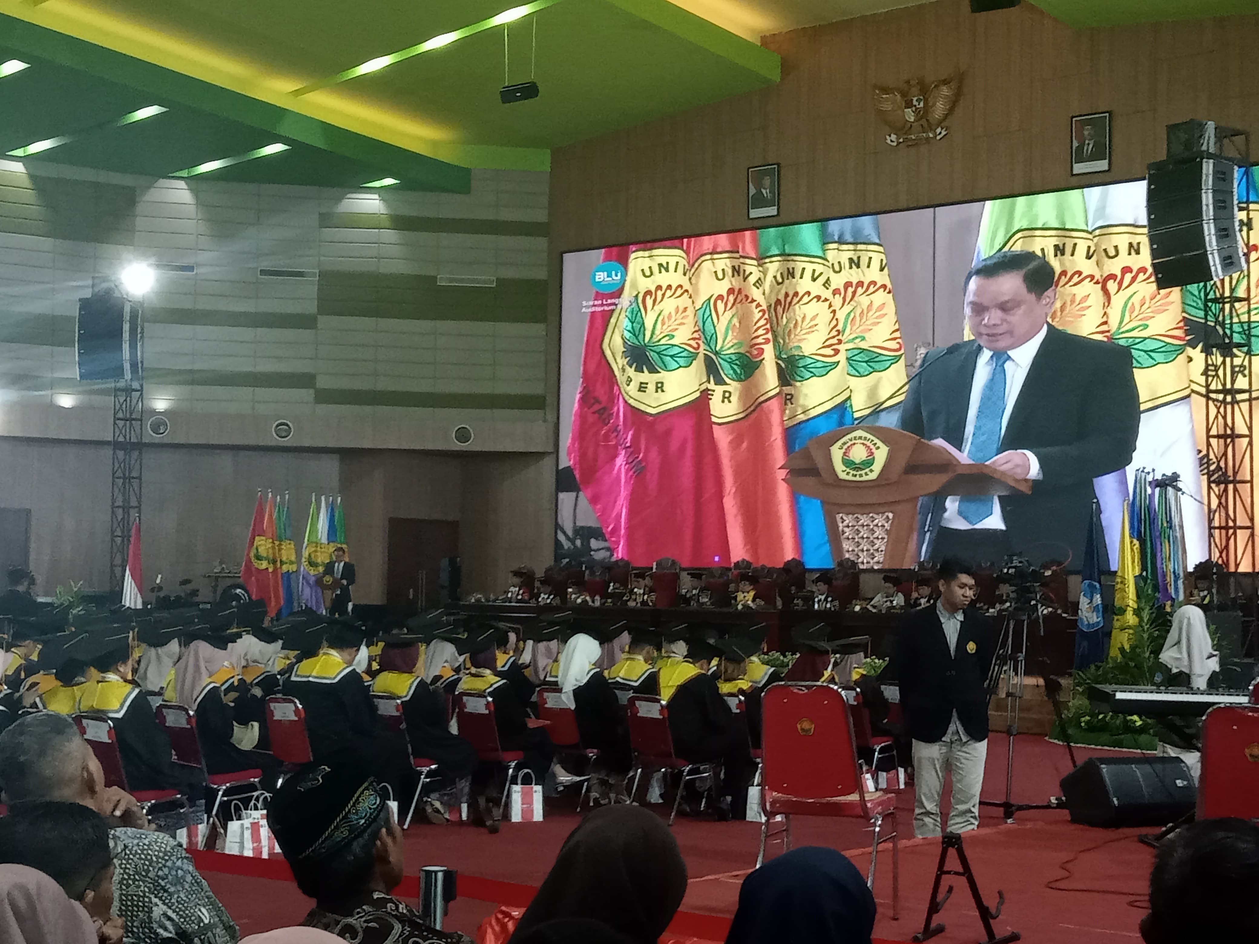 orasi-wisuda-unej-charles-meikyansyah-dorong-lulusan-berani-ciptakan-peluang-global