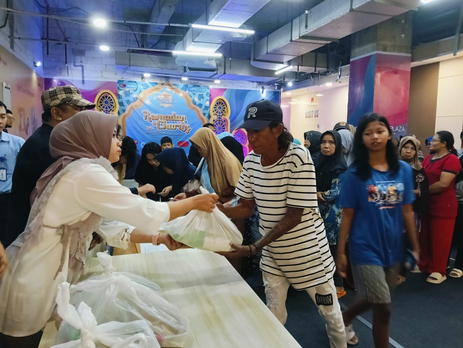 indahnya-berbagi-saat-ramadan-lippo-plaza-jember-bagikan-ratusan-paket-sembako