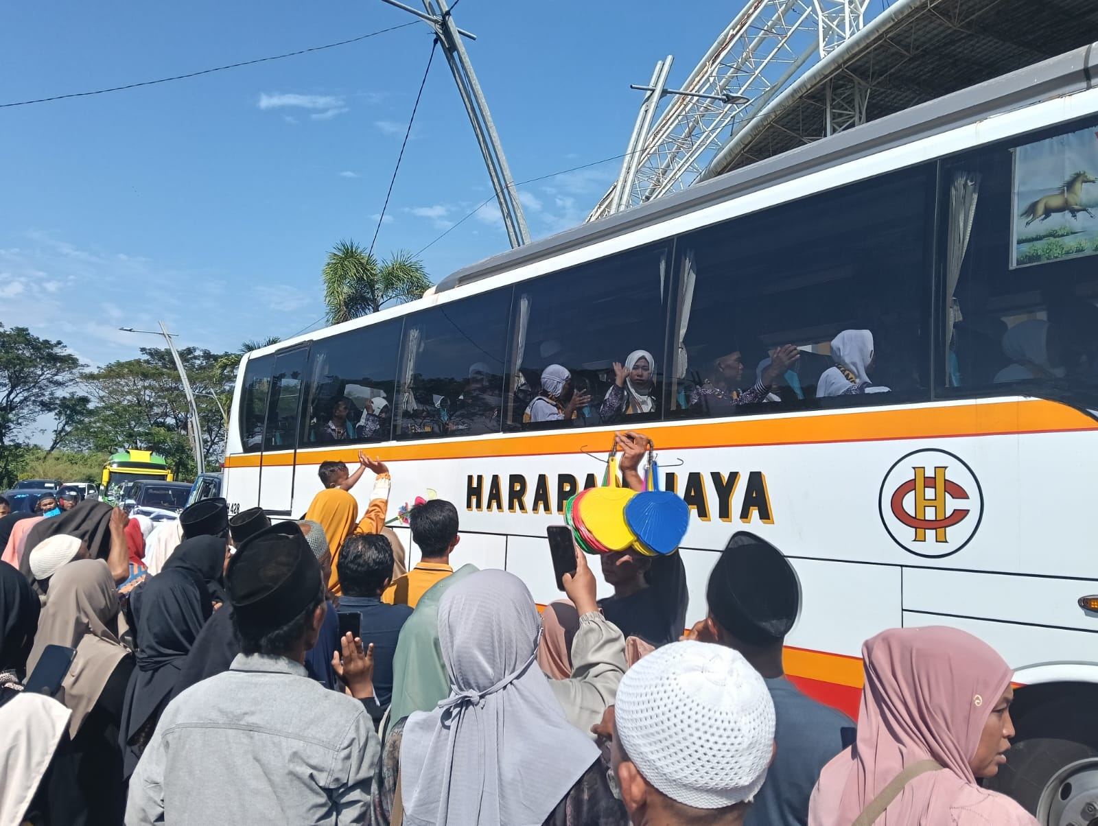 tangis-haru-iringi-keberangkatan-ribuan-jemaah-haji-jember