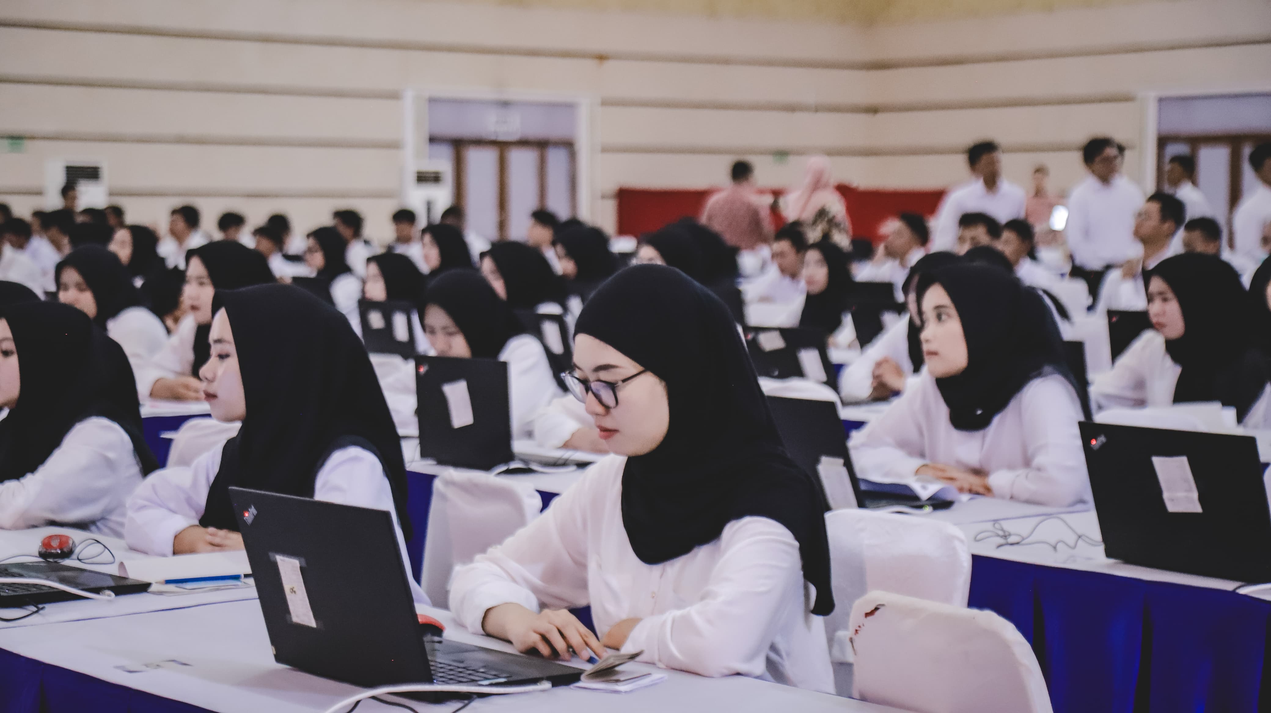 20120-peserta-se-tapal-kuda-jalani-tes-cpns-di-gedung-serbaguna-jember