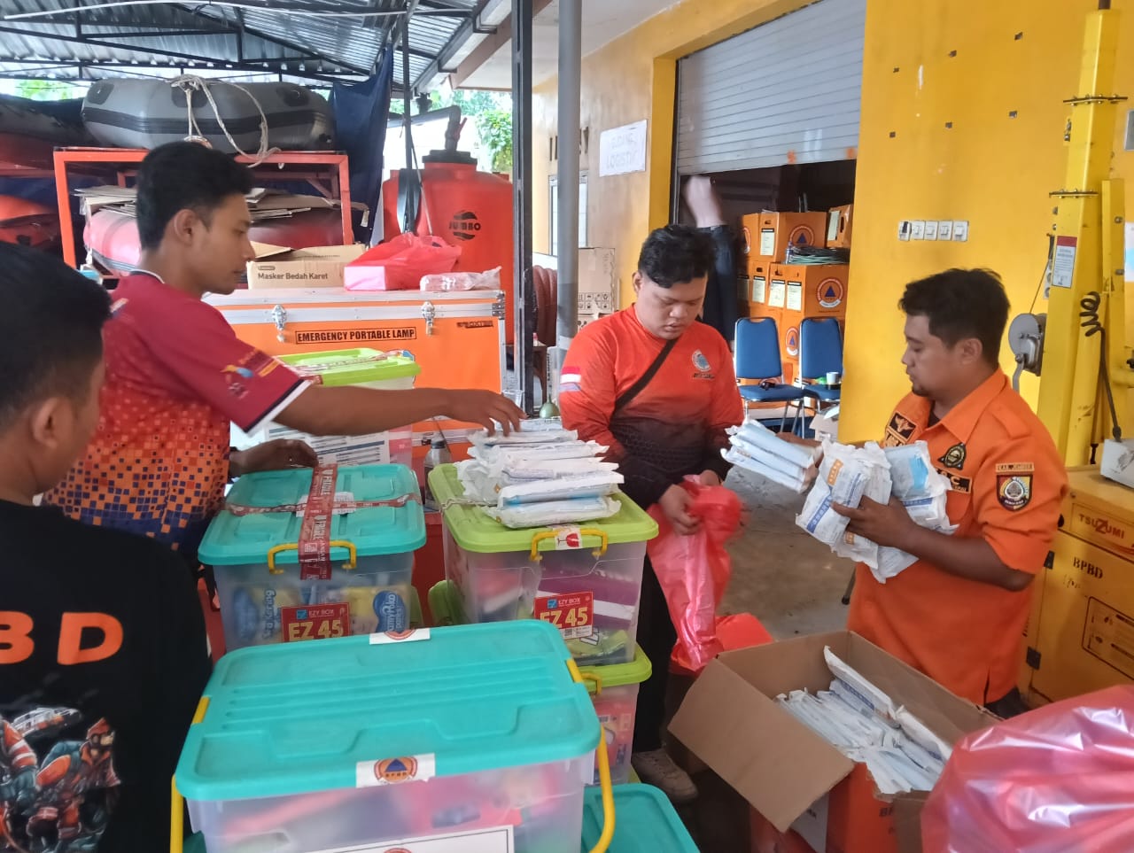 hujan-abu-gunung-raung-bpbd-bagikan-masker