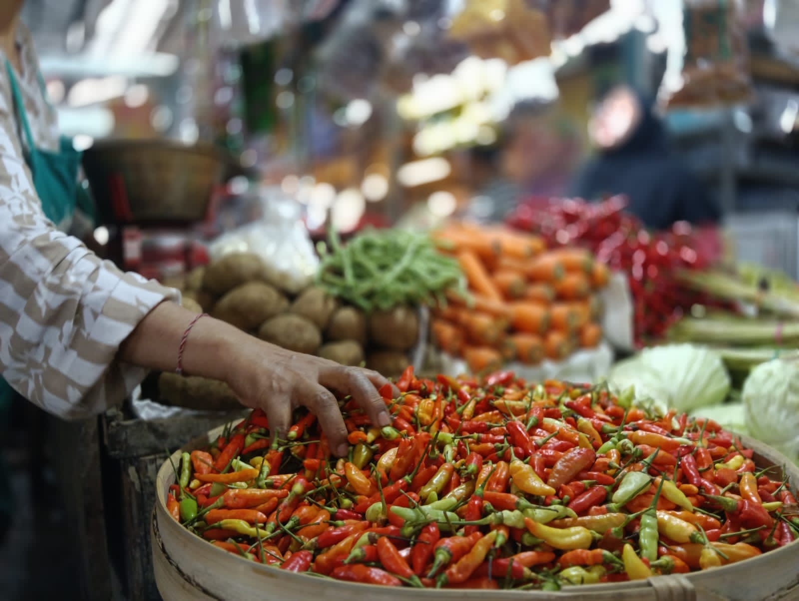 jelang-ramadhan-harga-cabai-rawit-di-pasar-tanjung-jember-tembus-rp100-ribu-per-kilogram