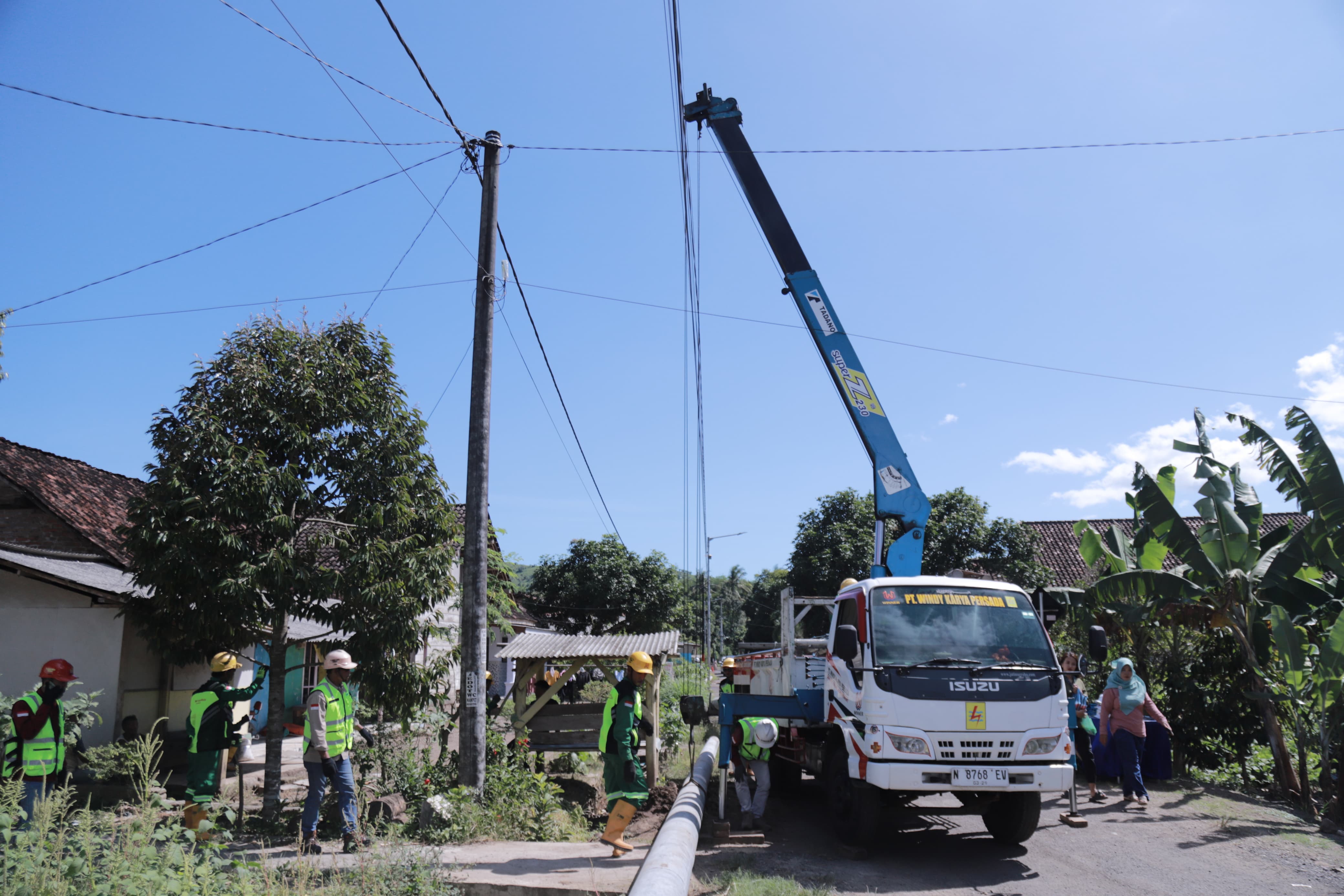 bertahun-tahun-terisolir-warga-bandealit-segera-nikmati-listrik