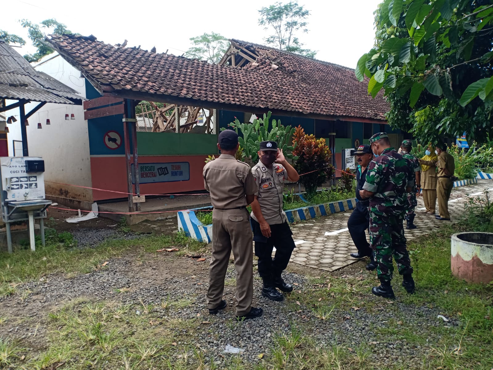 ngantor-di-desa-bupati-fawait-turun-tangan-benahi-sekolah-jember