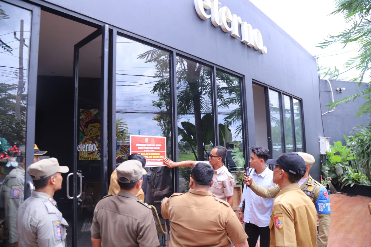 stiker-pajak-dipindah-berujung-teguran-bapenda-jember-ke-cafe-eterno