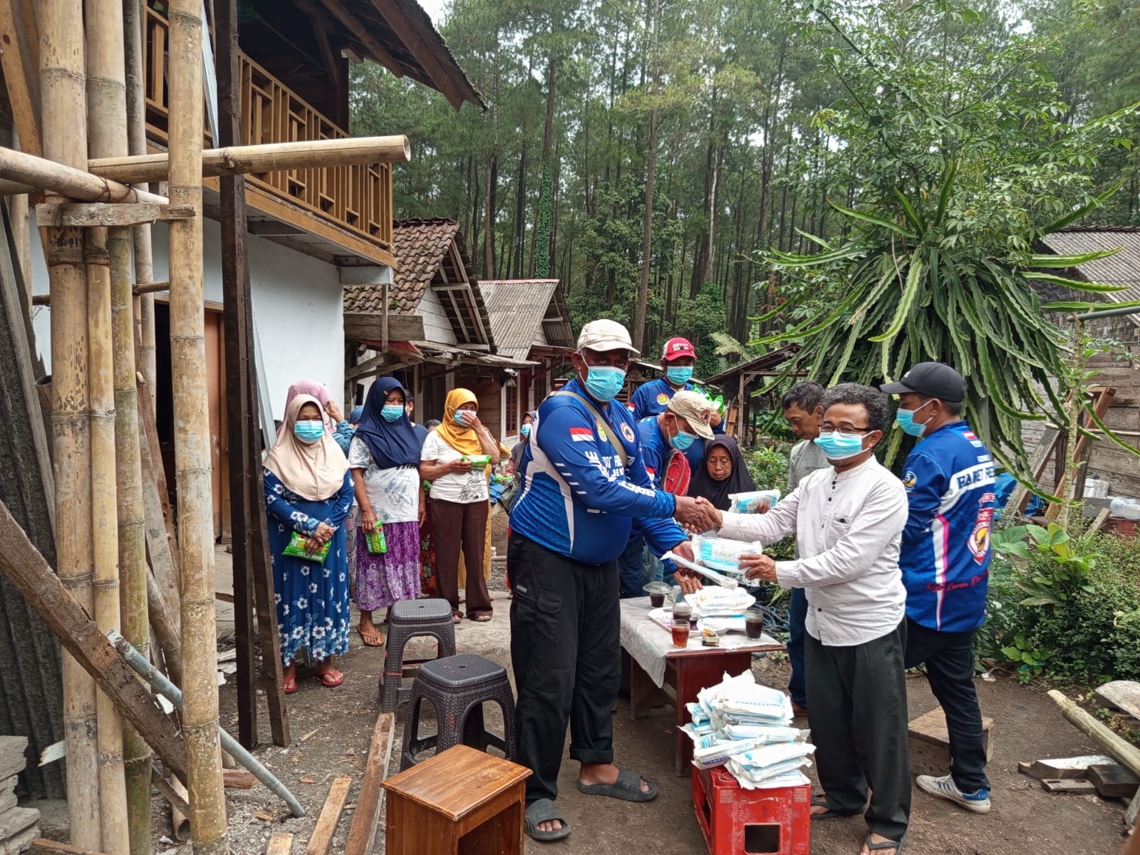 peduli-dampak-abu-vulkanik-relawan-baret-rescue-turun-ke-silo-bagikan-masker