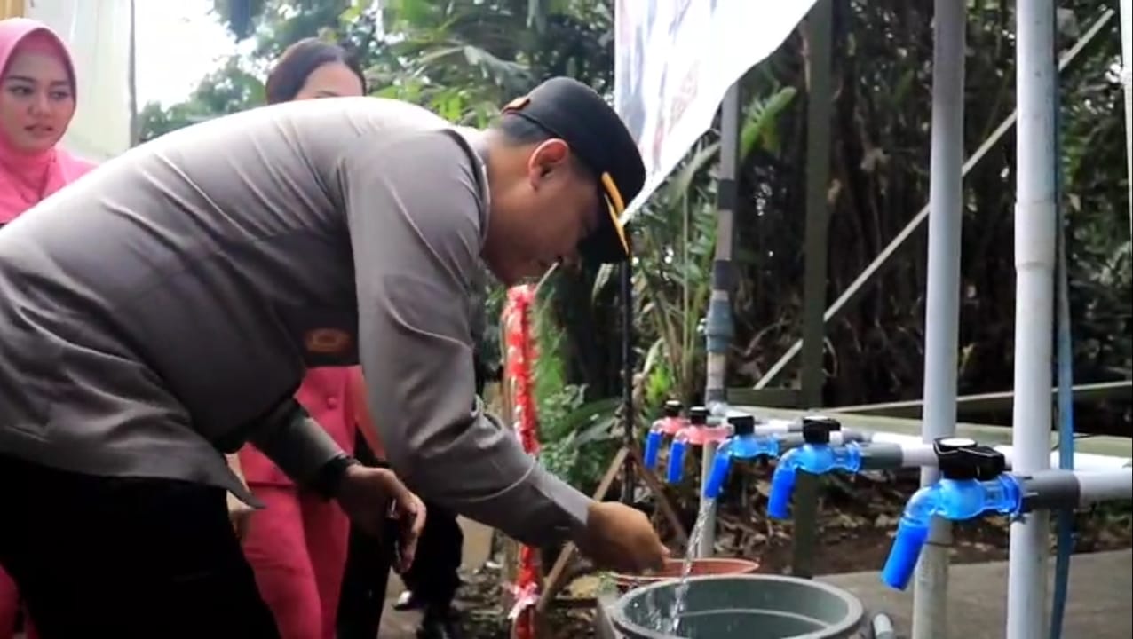 atasi-krisis-air-polres-jember-bantu-warga-perbukitan-lewat-sumur-bor-dan-tandon