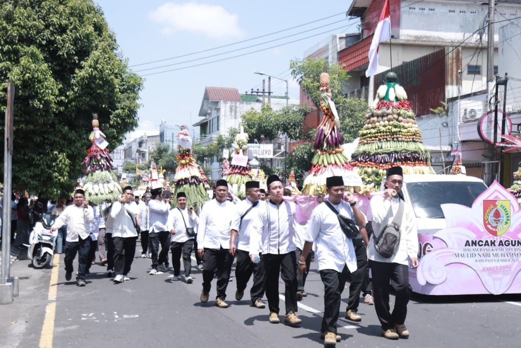 meriah-dan-pecahkan-rekor-muri-449-ancak-hiasi-peringatan-maulid-nabi-di-jember