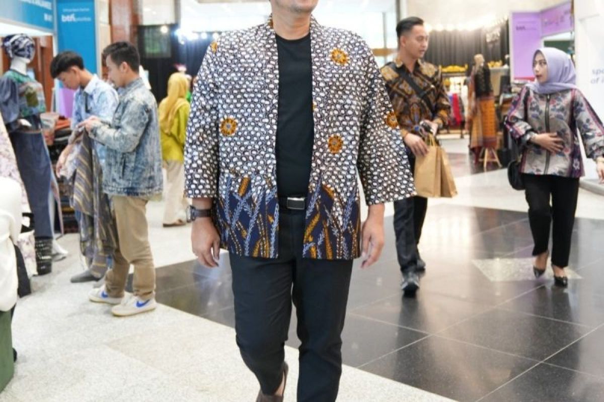 bupati-jember-wajibkan-pegawai-pemkab-kenakan-batik-umkm-tiap-kamis
