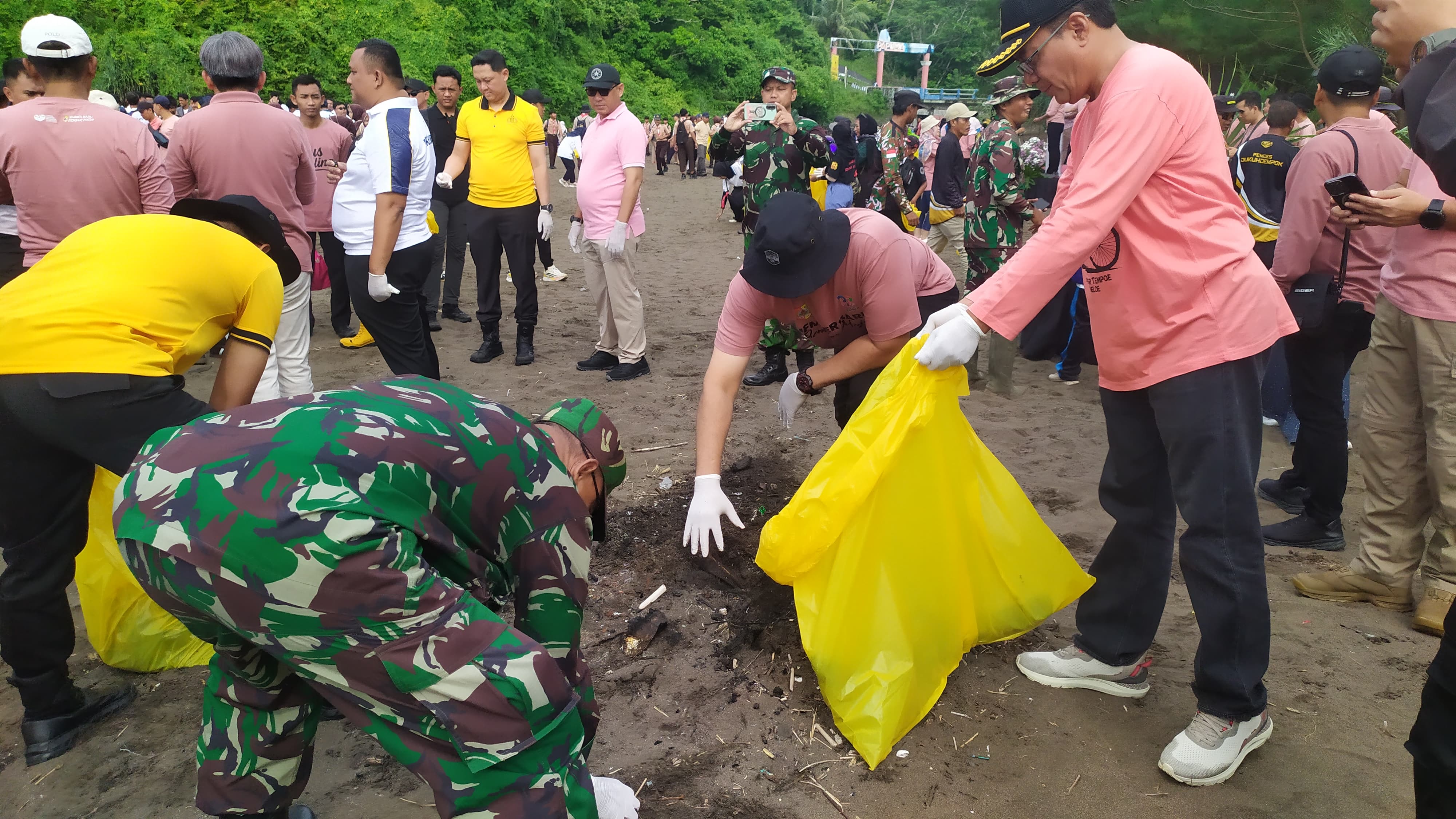 bupati-jember-turun-tangan-pimpin-bersih-pantai