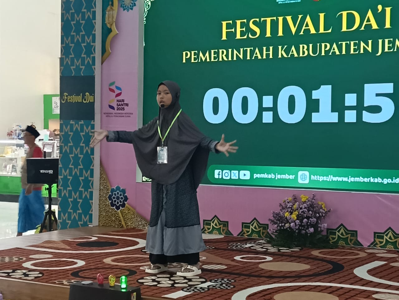 penampilan-dai-cilik-memukau-juri-dan-penonton-di-festival-santri-jember