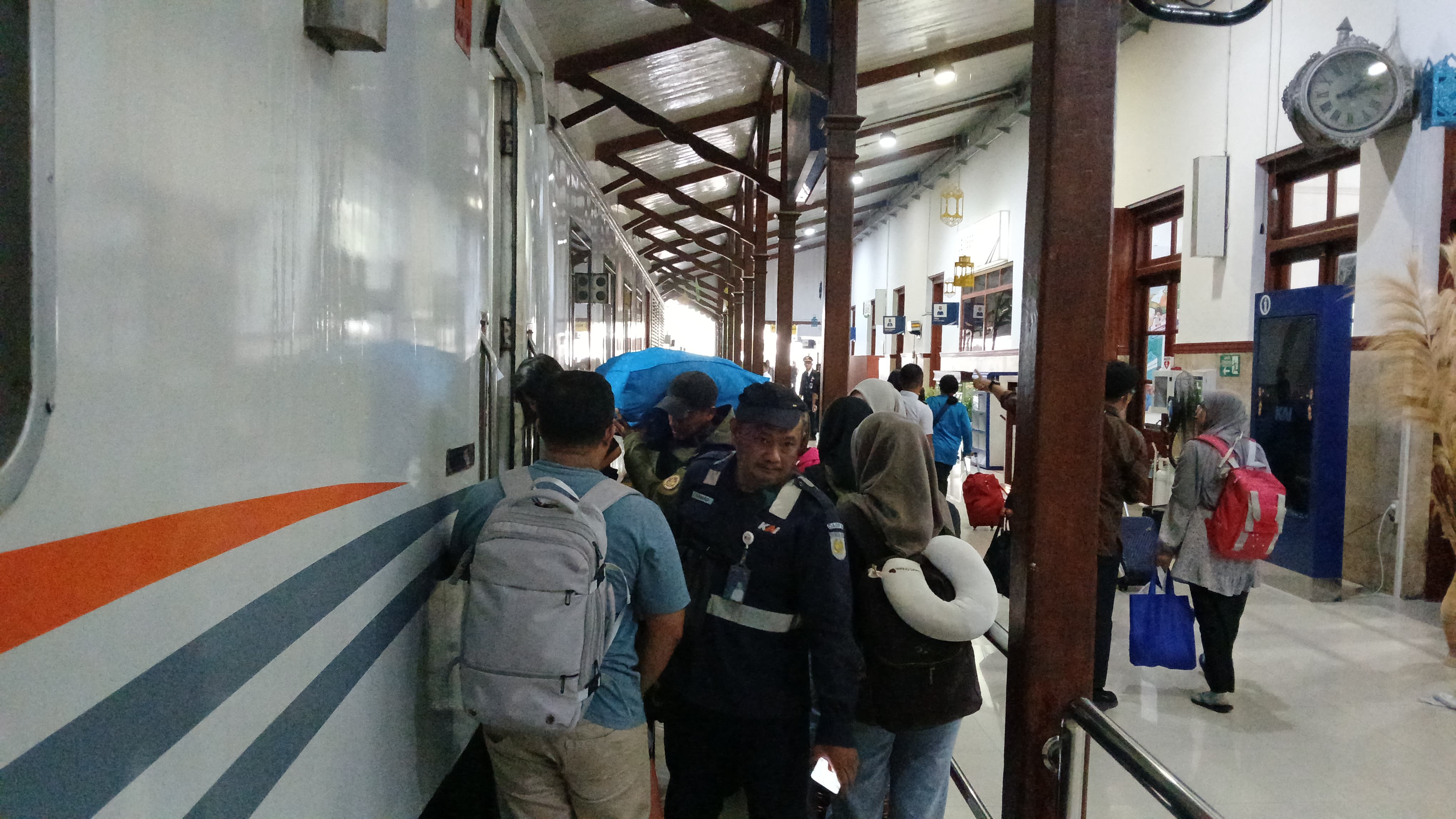 223209-pelanggan-gunakan-kereta-api-selama-masa-angkutan-lebaran