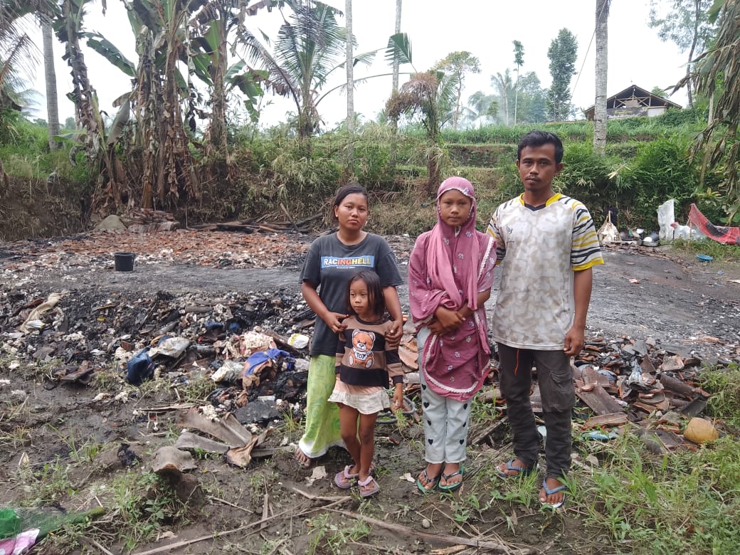 nasib-malang-siswi-sd-di-candijati-rumah-terbakar-saat-sekolah-kebingungan-seragam