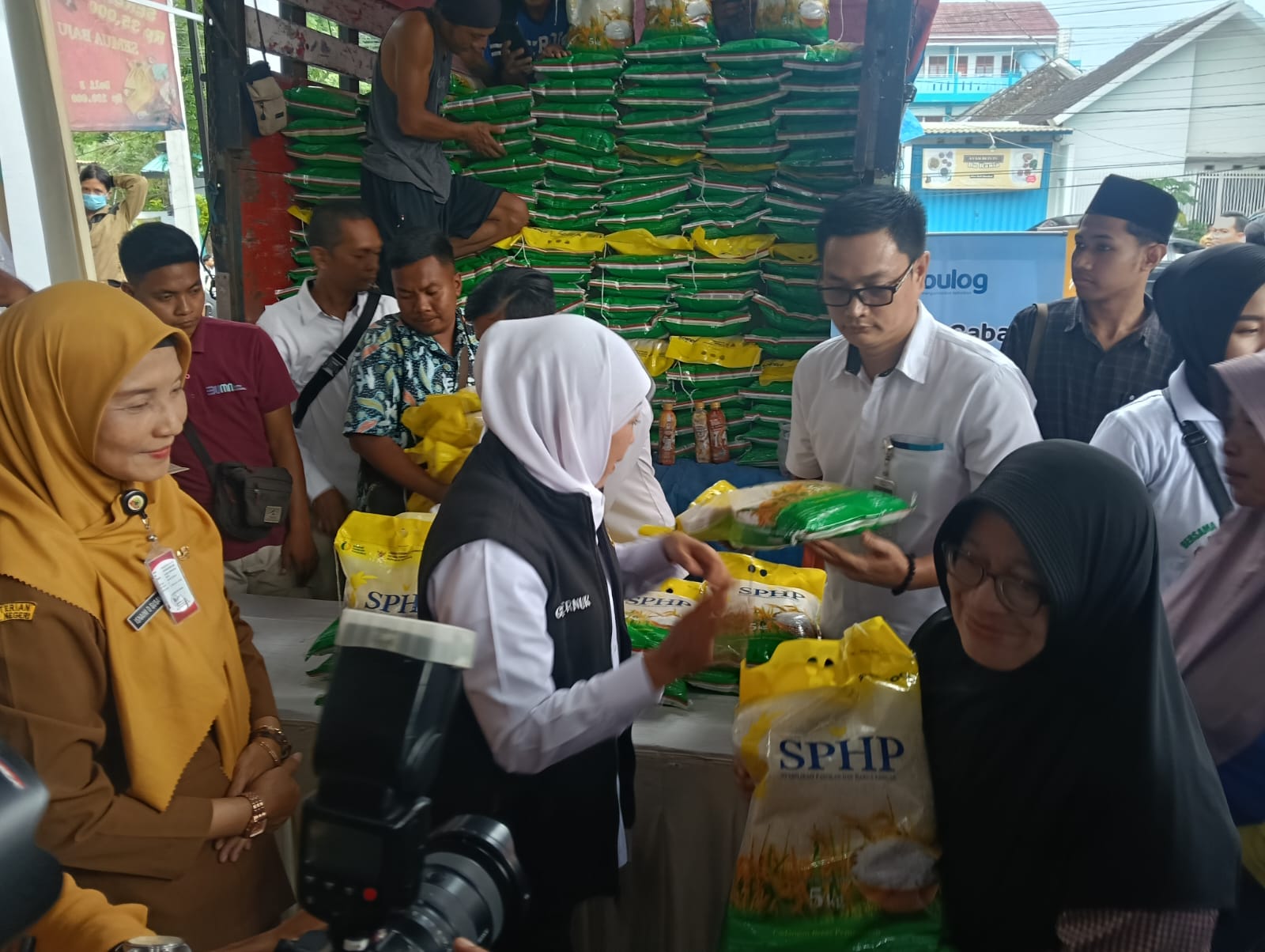 bulog-jember-gelontorkan-2-ton-beras-untuk-stabilkan-harga-selama-ramadan