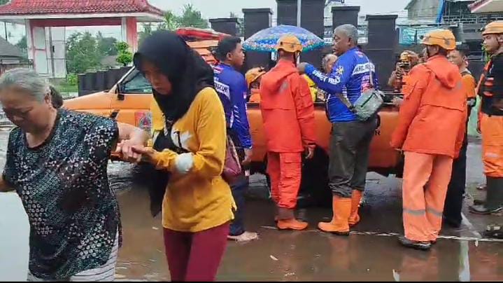 ratusan-rumah-warga-di-tempurejo-terendam-banjir