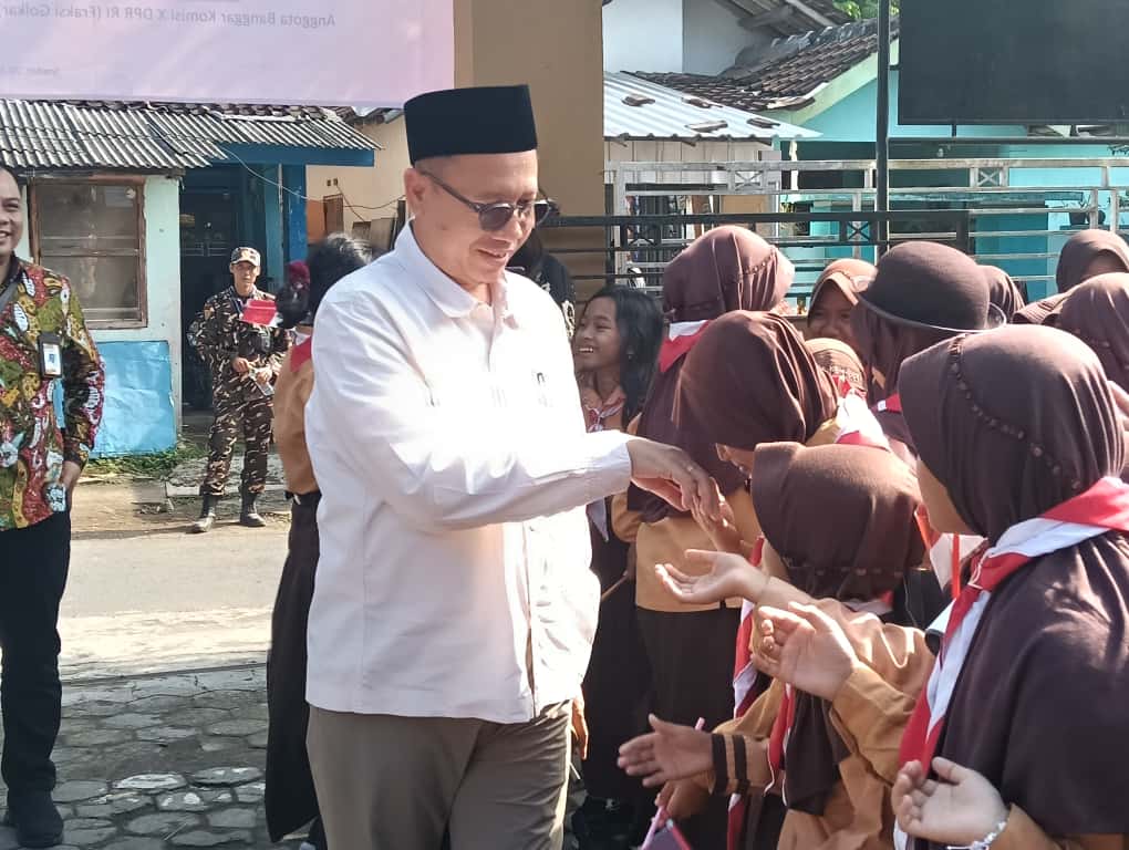 dari-sepatu-hingga-uang-saku-pip-jadi-penopang-pendidikan-anak-di-jember