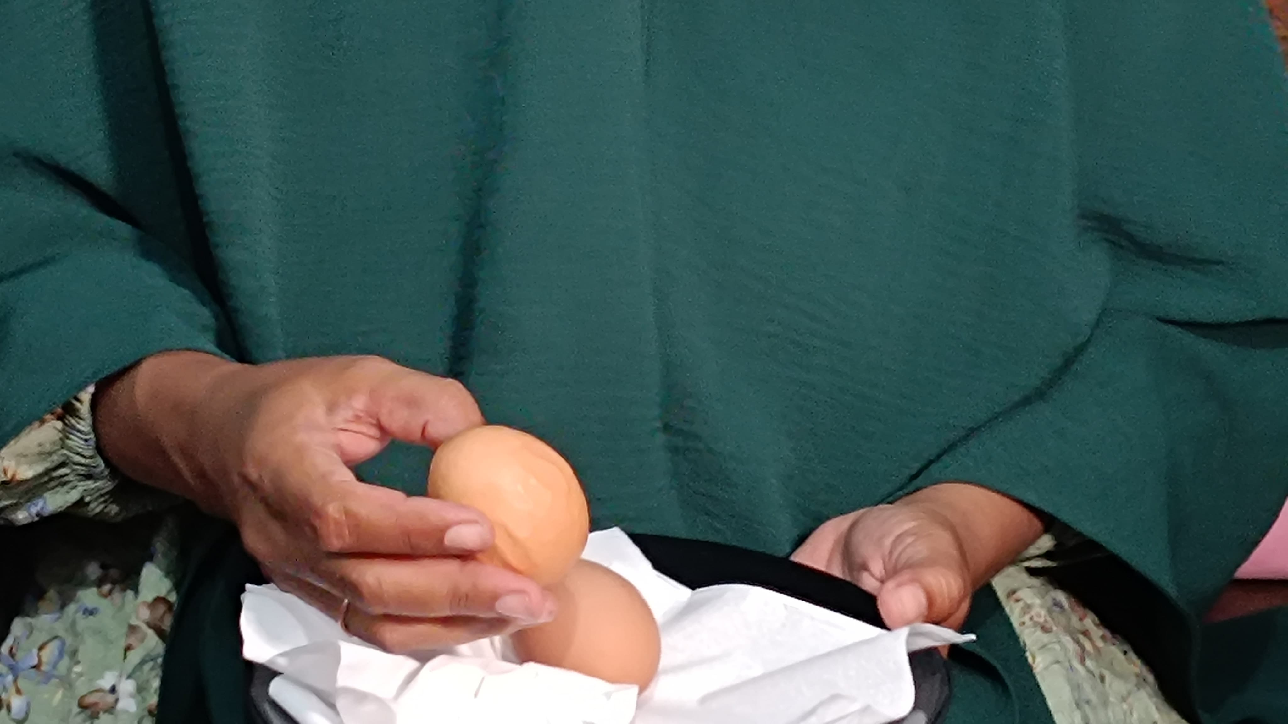 unik-telur-berlafaz-allah-ditemukan-ibu-rumah-tangga-di-jember-viral-di-medsos