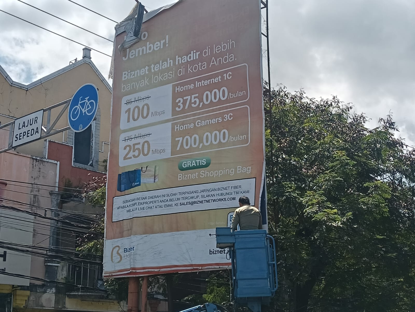 genjot-pad-dan-wujudkan-estetika-rumah-publik-pemkab-jember-tertibkan-reklame-ilegal