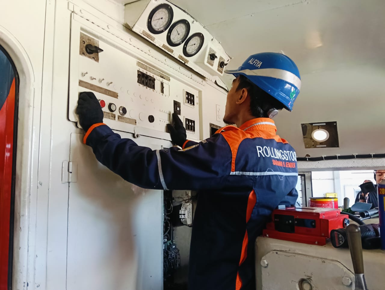 jelang-angkutan-lebaran-kai-daop-9-jember-lakukan-perawatan-lokomotif