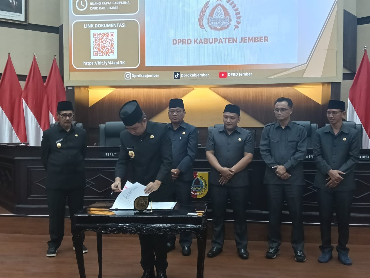 dibanjiri-masukan-dprd-bupati-fawait-sumringah-ini-tanda-jember-siap-bangkit