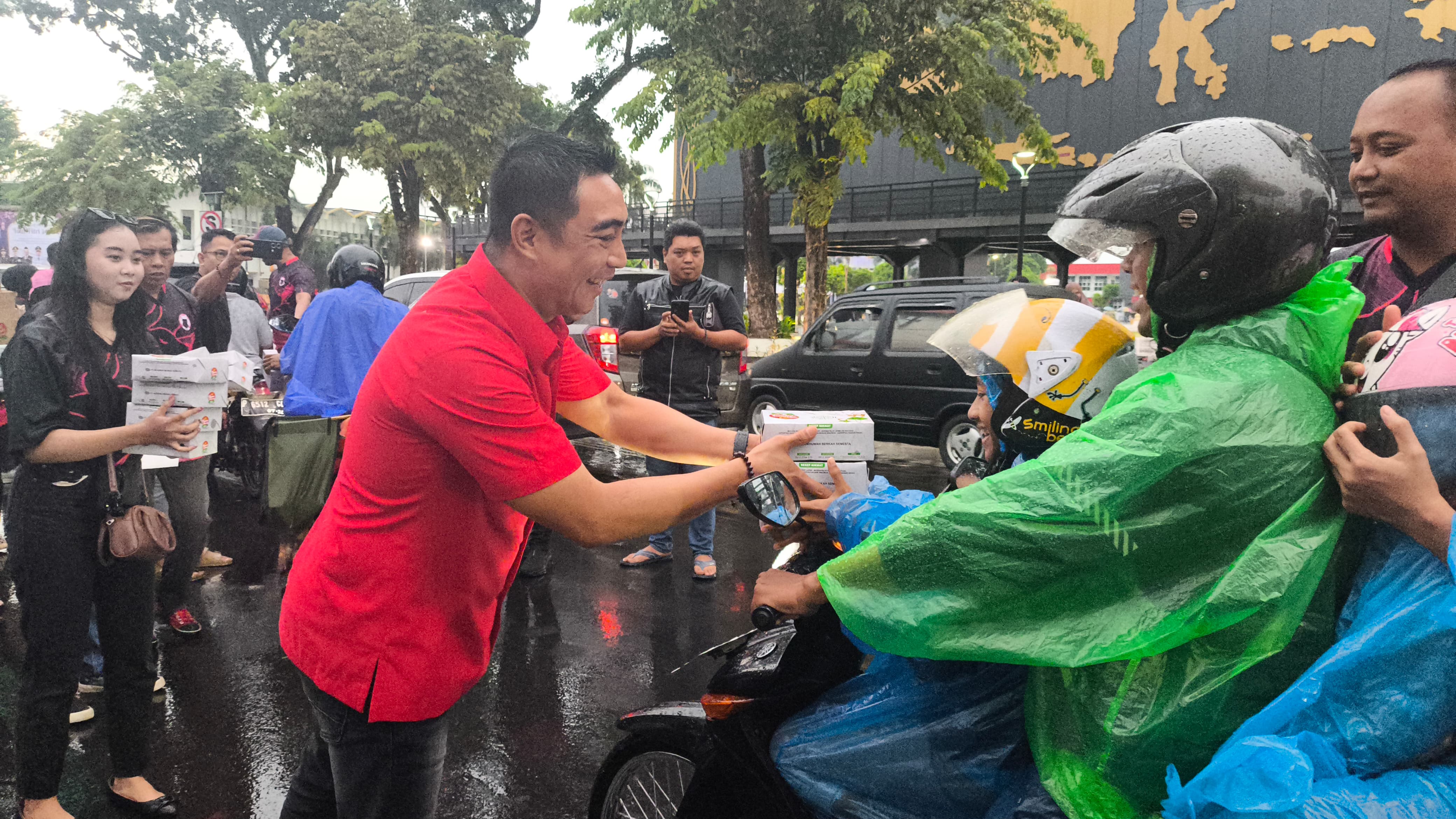 ingin-dekat-dengan-masyarakat-bmi-bagikan-ribuan-paket-takjil-dan-sembako