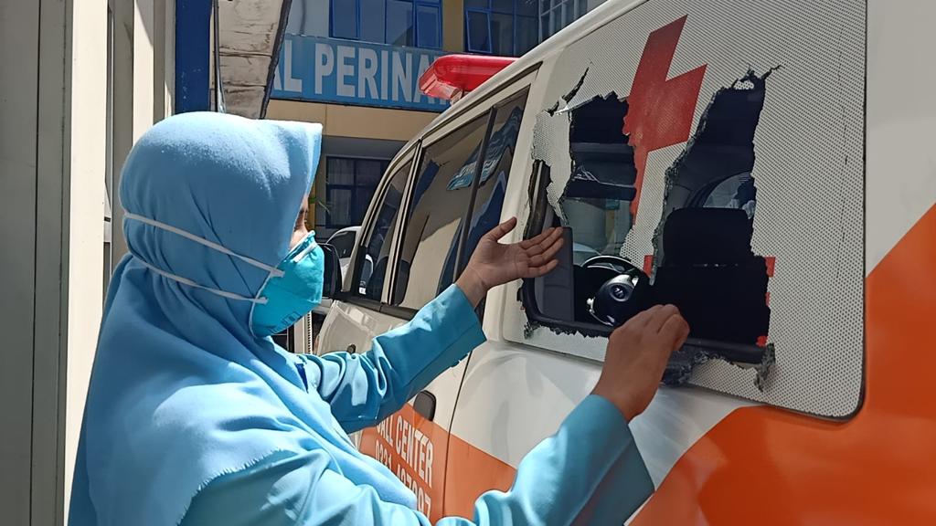 perusakan-mobil-ambulans-rsbs-jember-di-silo-dipicu-hoaks-pencurian-organ-tubuh-jenazah