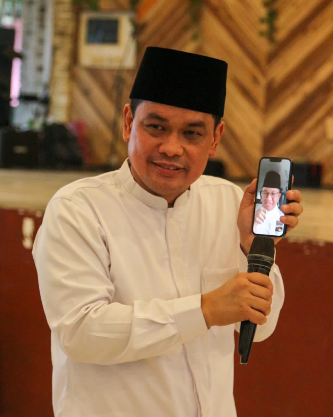 anies-baswedan-berikan-apresiasi-kepada-anggota-dpr-ri-charles-melkiansyah