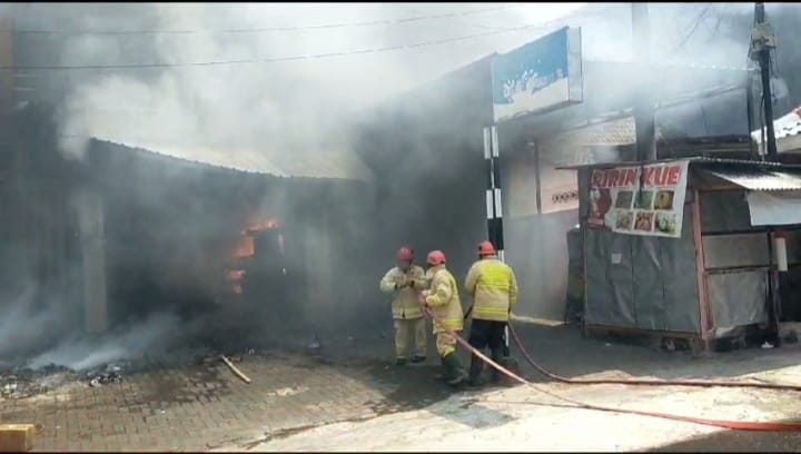 ruko-dua-lantai-gudang-alat-listrik-di-jember-ludes-terbakar