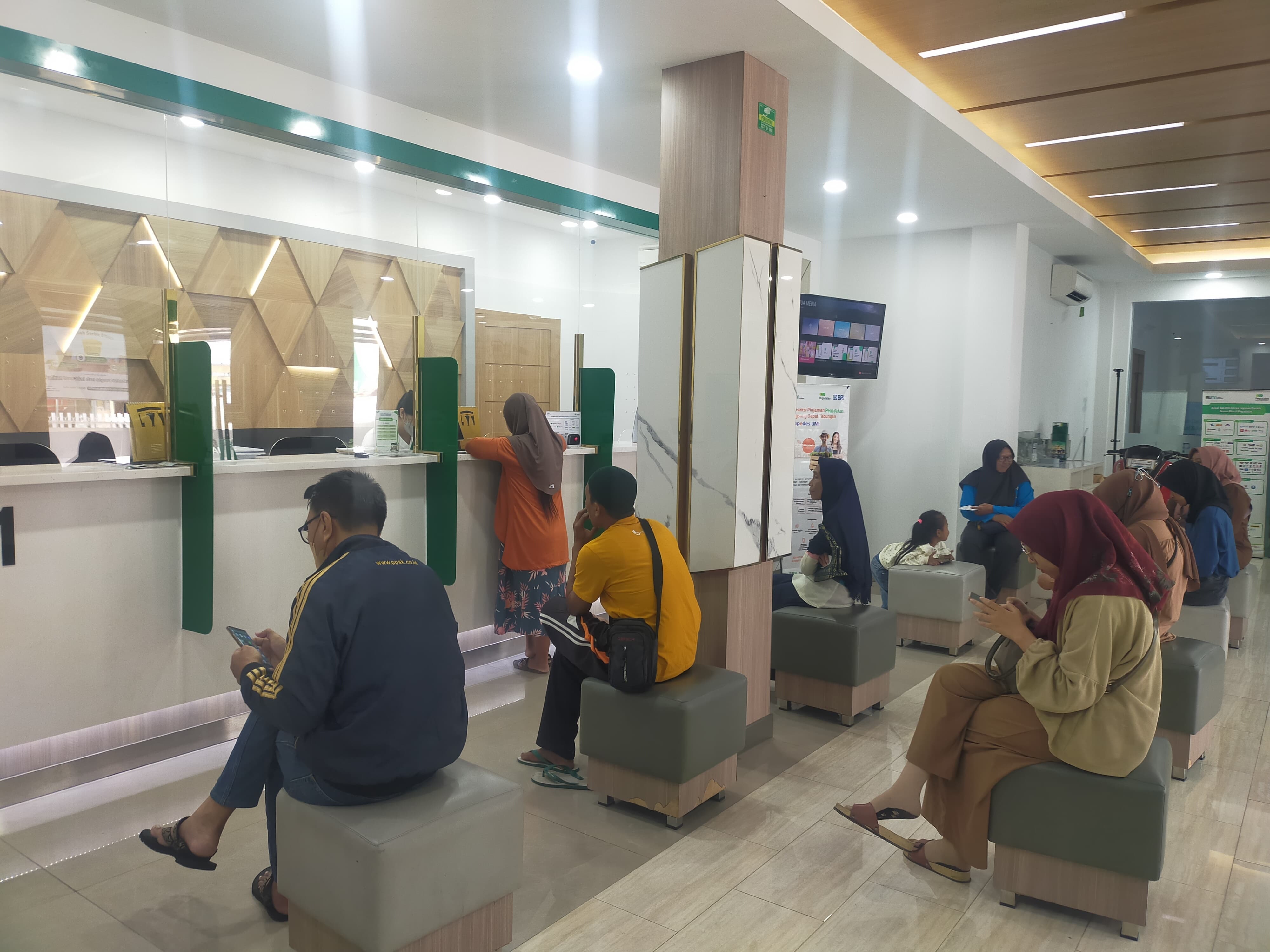 tahun-ajaran-baru-omset-pegadaian-naik-banyak-orang-tua-gadaikan-barang-untuk-biaya-sekolah