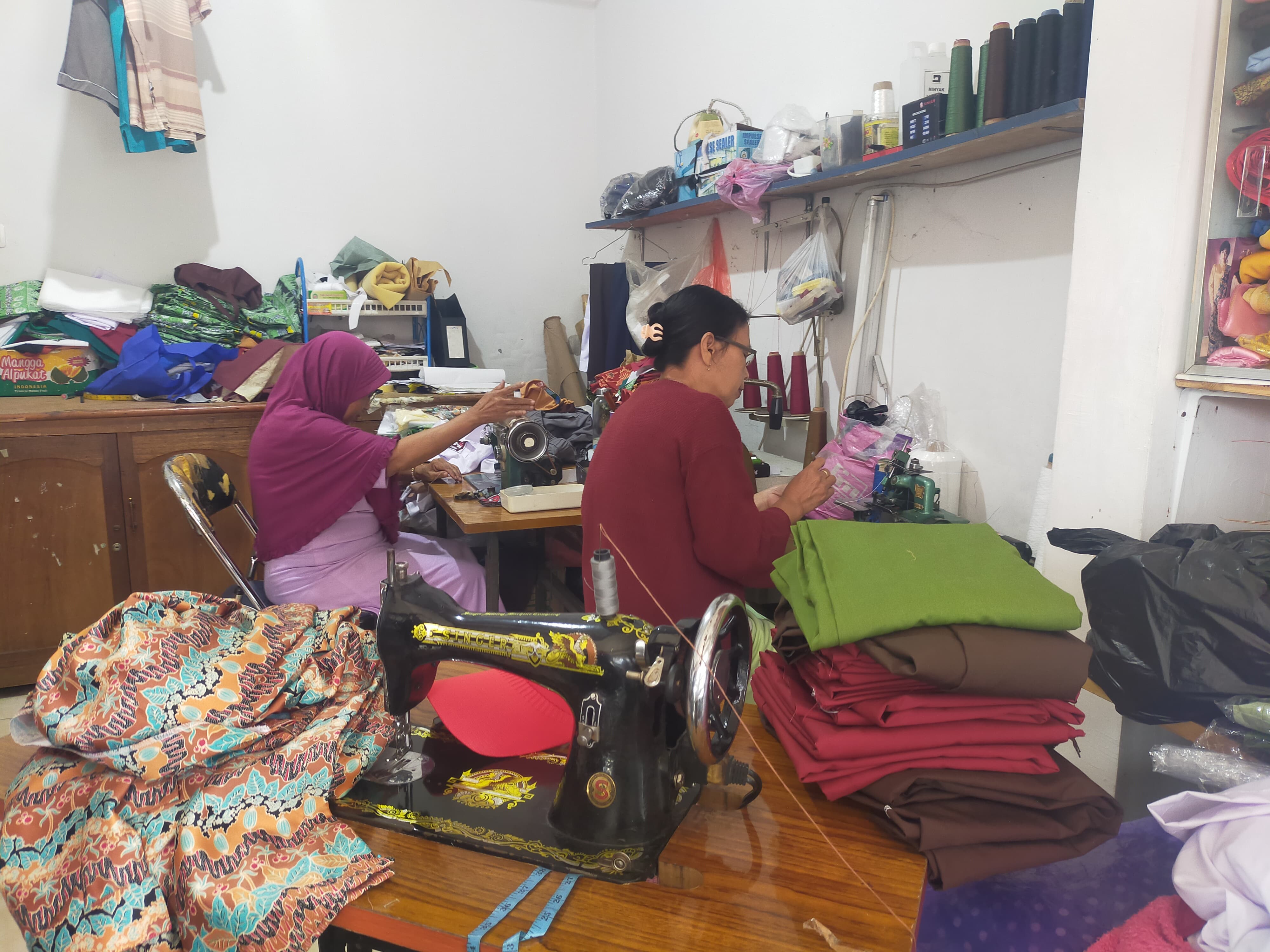 berkah-tahun-ajaran-baru-penjahit-seragam-sekolah-kebanjiran-order