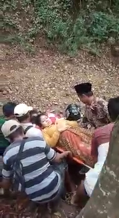 hendak-melahirkan-2-ibu-hamil-di-desa-mulyorejo-terpaksa-dievakuasi-dengan-tandu-karena-jalan-rusak