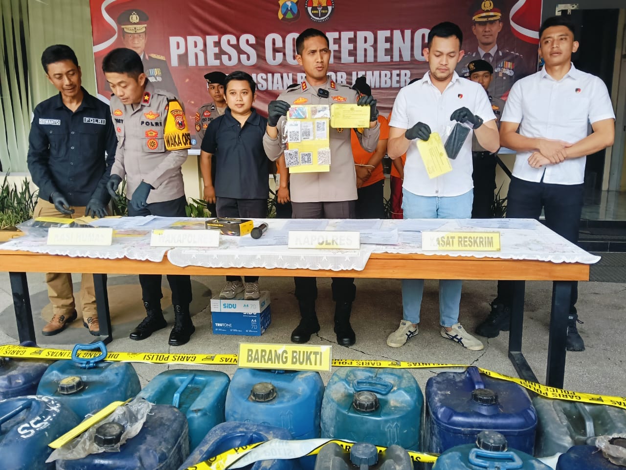 ketahuan-tilep-solar-subsidi-pakai-barcode-pelanggan-3-pegawai-spbu-di-jember-diamankan-polisi