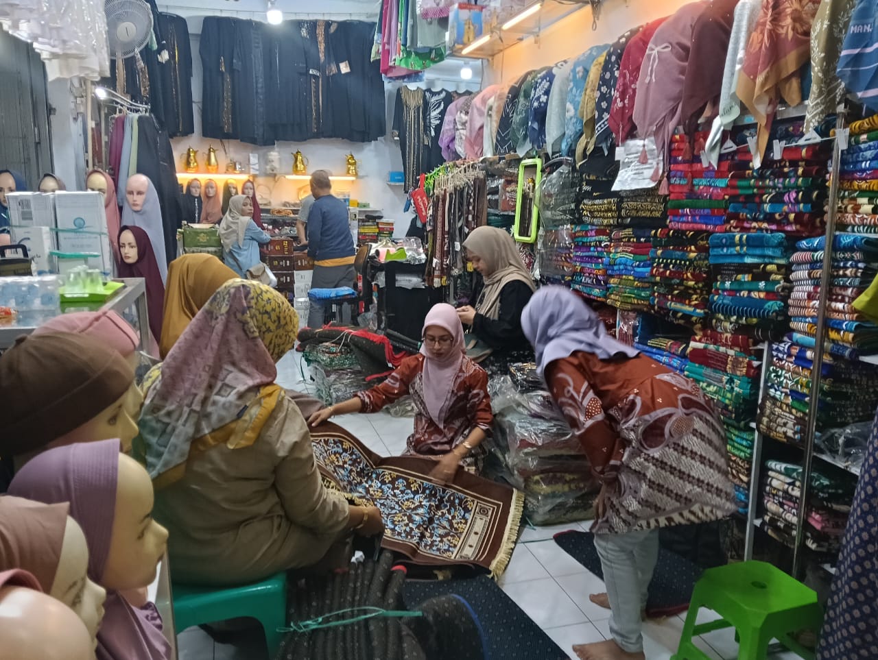 jelang-musim-haji-penjualan-pernak-pernik-haji-di-pasar-tanjung-jember-meningkat-pesat