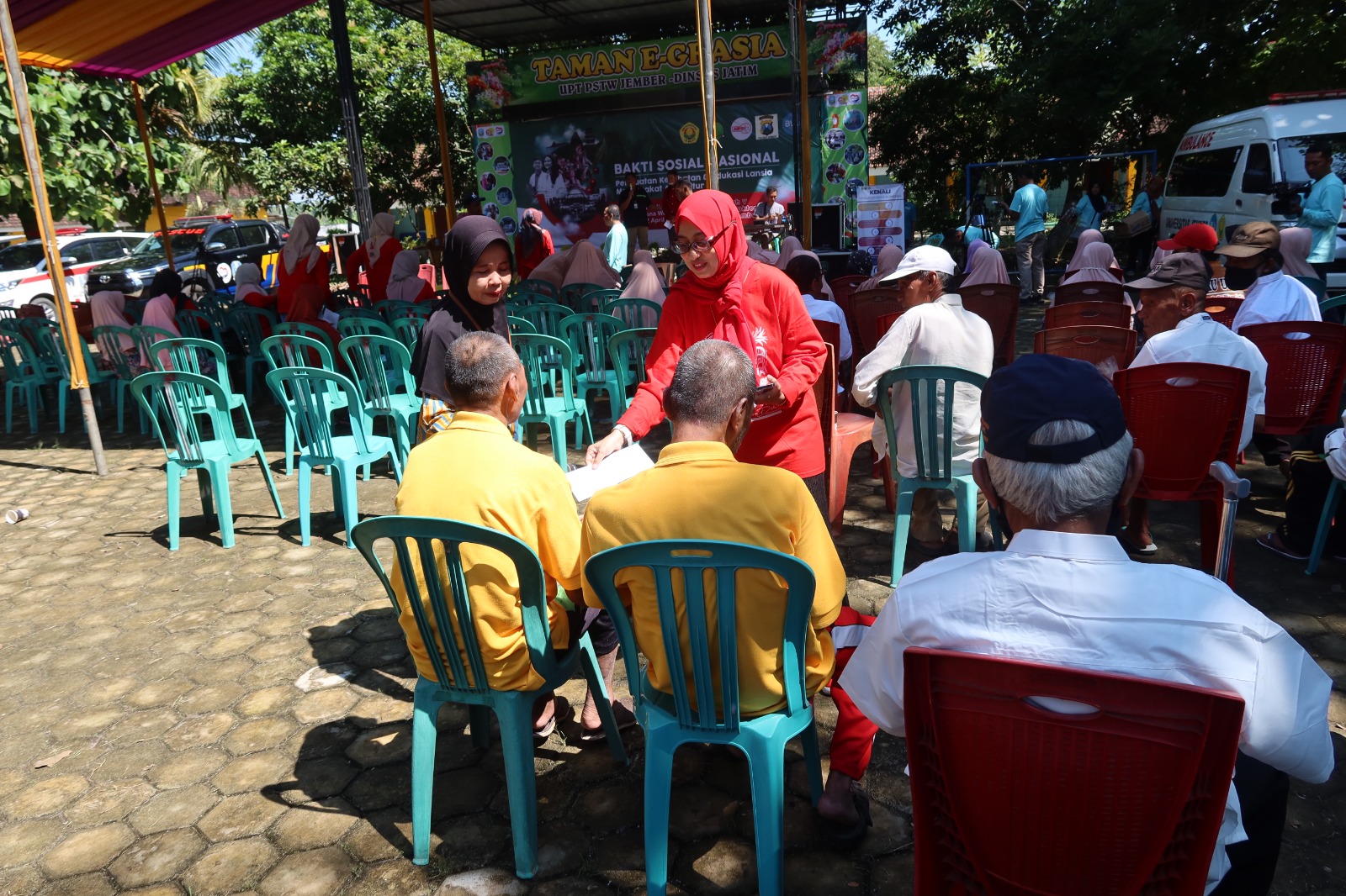 fk-unej-gelar-bakti-sosial-untuk-lansia-di-panti-sosial-trisna-werda