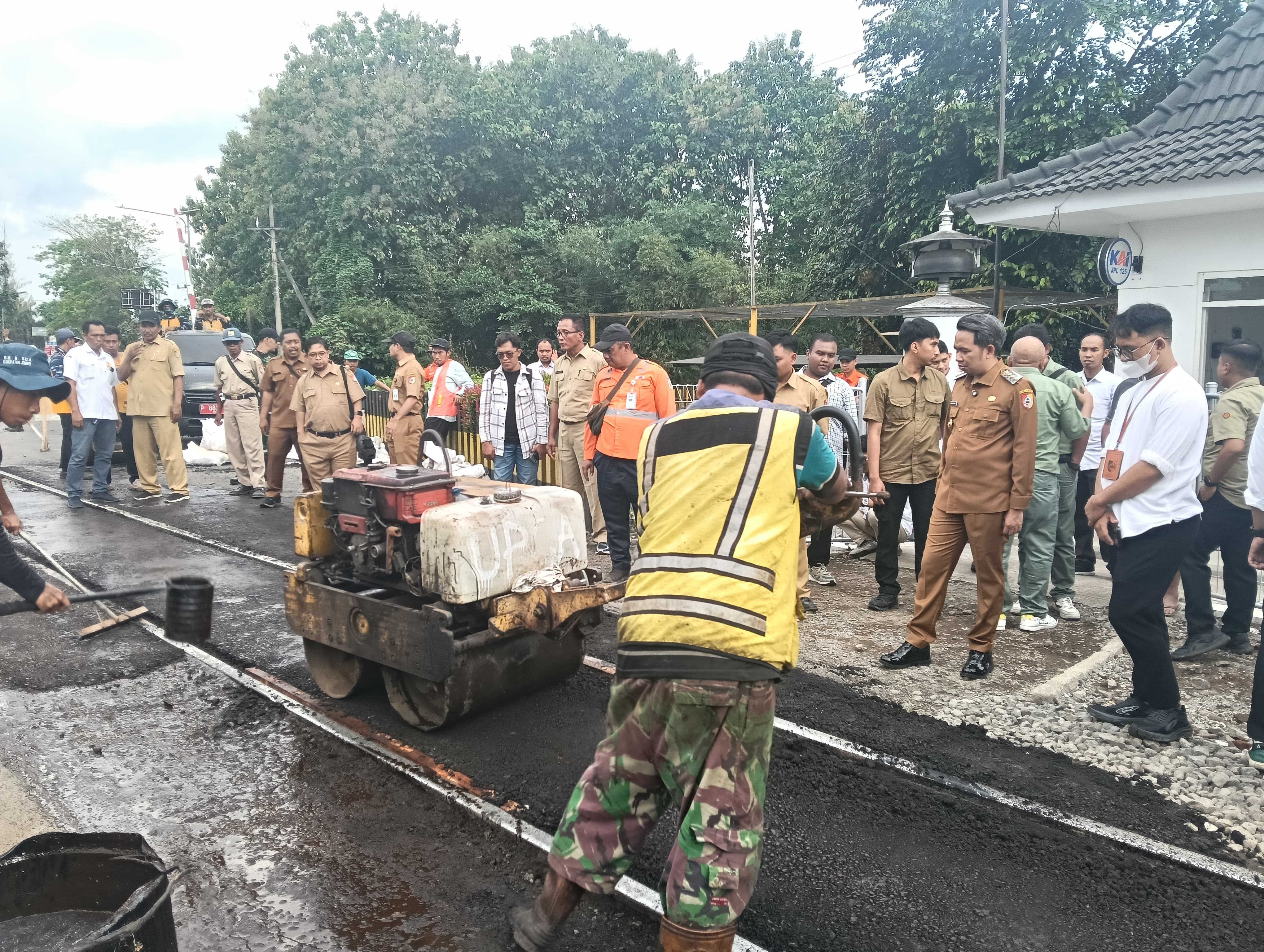 respon-keluhan-warga-bupati-fawait-gerak-cepat-tangani-rel-bahaya-di-pecoro