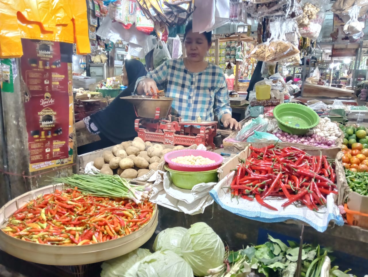 harga-bumbu-dapur-meroket-di-pasar-tanjung-jember-tomat-naik-tiga-kali-lipat