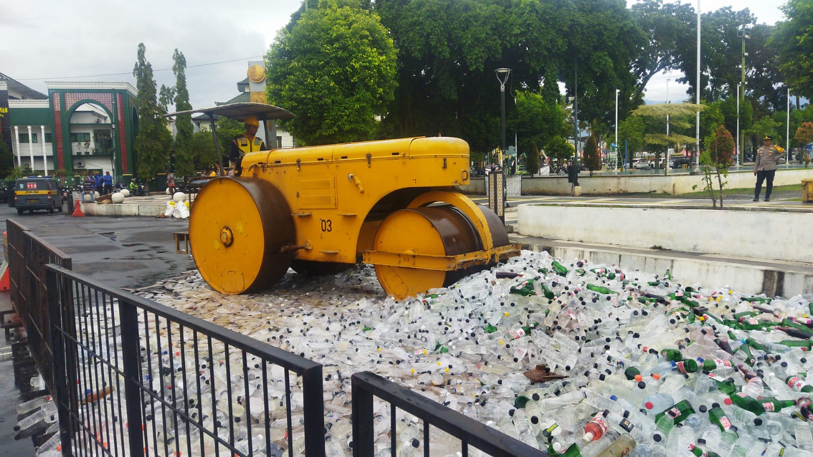 jaga-kondusifitas-ramadan-ribuan-botol-miras-dan-narkotika-dimusnakan