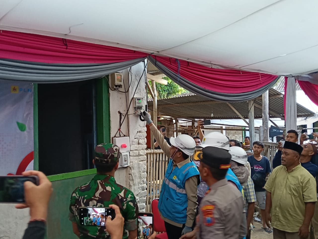 setelah-80-tahun-merdeka-dusun-bandealit-akhirnya-terang-oleh-listrik