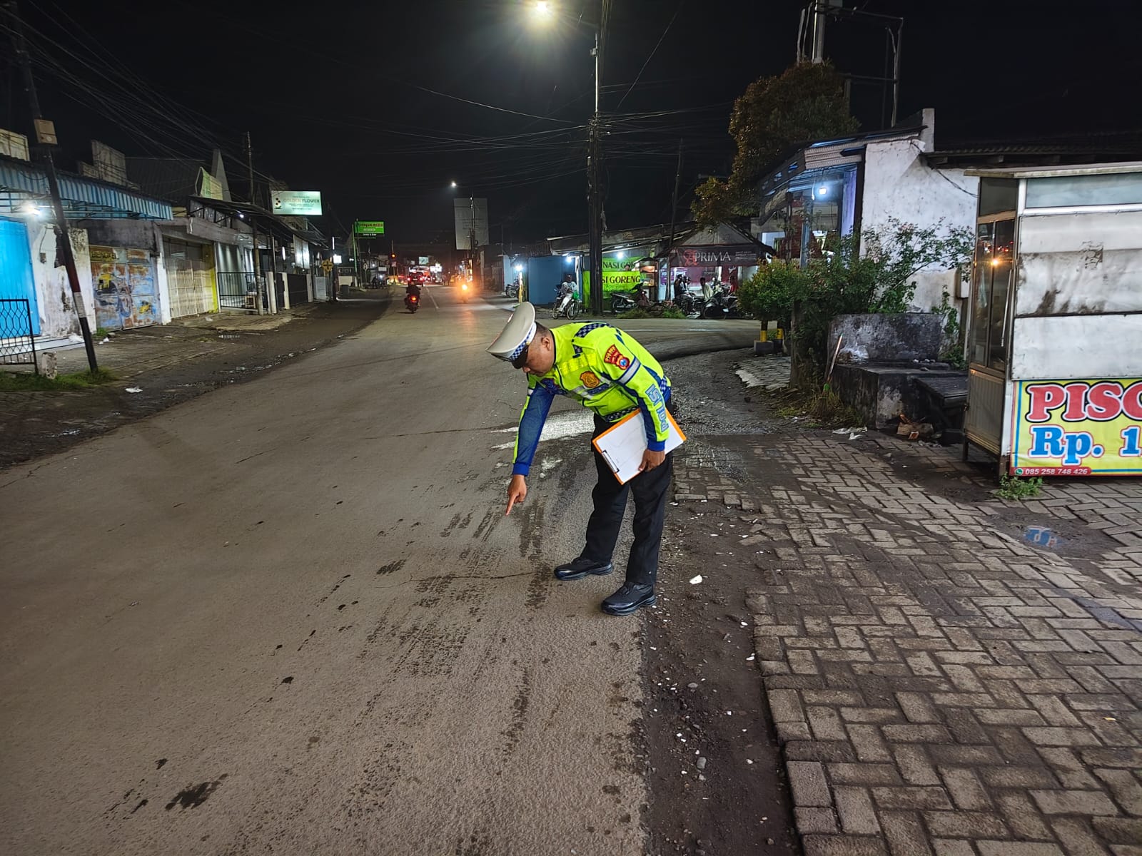truk-gandeng-tabrak-motor-di-balung-satu-orang-tewas-terlindas