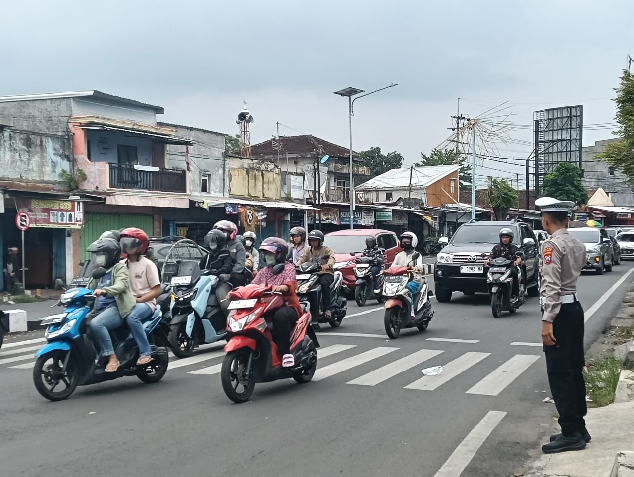 jelang-lebaran-di-jember-kendaraan-padati-pusat-perbelanjaan