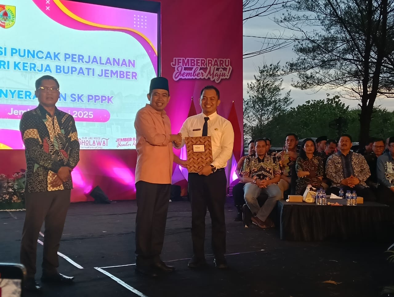 bagikan-ribuan-sk-pppk-di-pantai-watu-ulo-bupati-tunjukkan-keindahan-potensi-wisata-jember