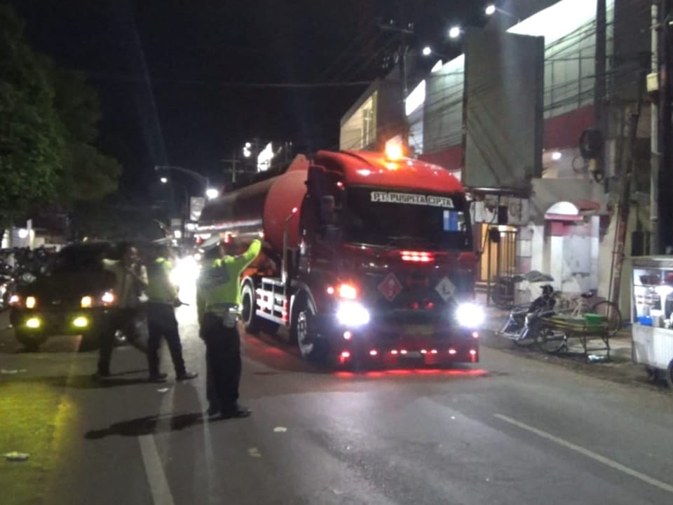 percepat-penyaluran-bbm-satlantas-polres-turun-tangan-kawal-distribusi-bbm-hingga-spbu